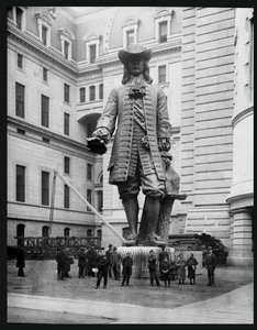 フィラデルフィア市庁舎の中庭にあるウィリアムペンの像 作： American Photographer